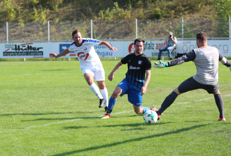 Adrian neuber (li.) erzielt den Treffer des Tages zum 1:0-Sieg des SVR über Steinsfurt