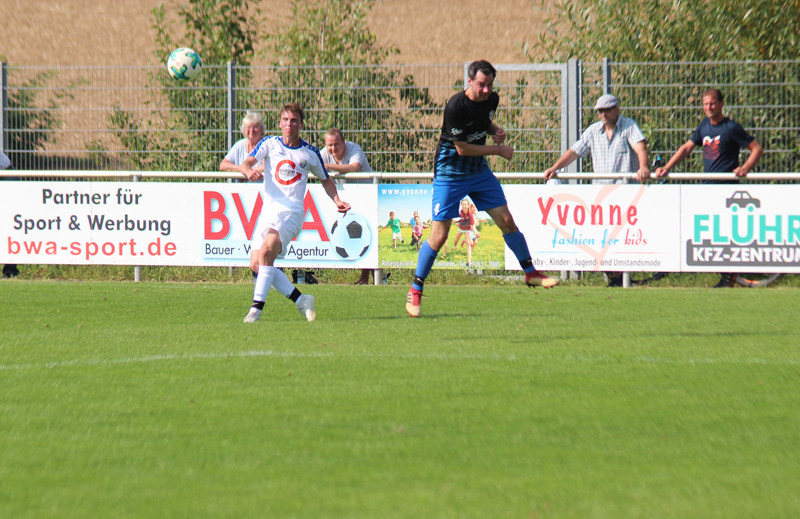 Tim Hockenberger (li.) beim Flanken