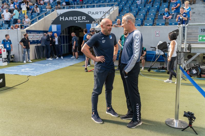 Alfred Schreuder (li.) im Austausch mit Freiburgs Trainer Christian Streich