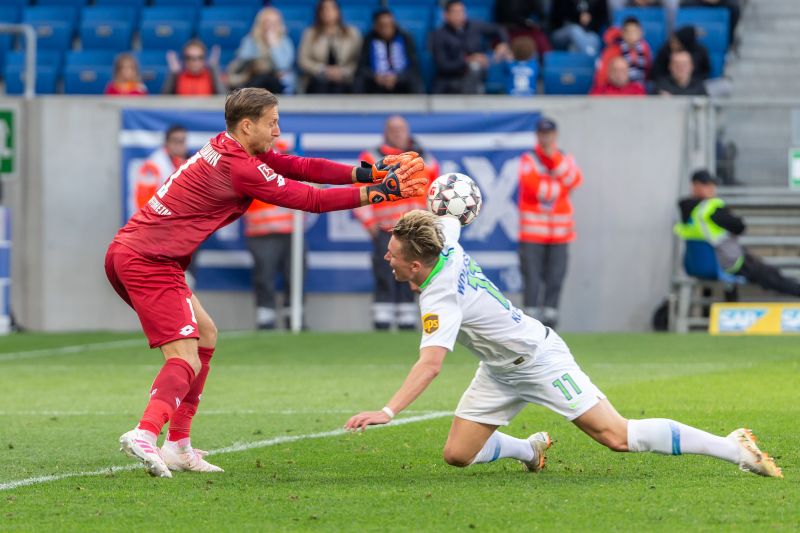 TSG-Keeper Oliver Baumann schnappt sich den Ball vor dem VfL-Angreifer
