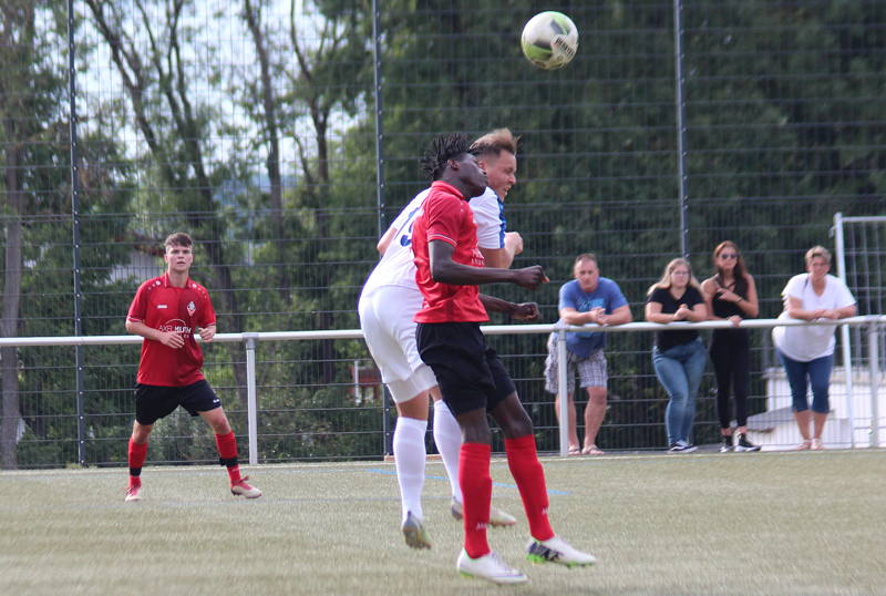 Unser (verdeckt) beim Kopfballduell