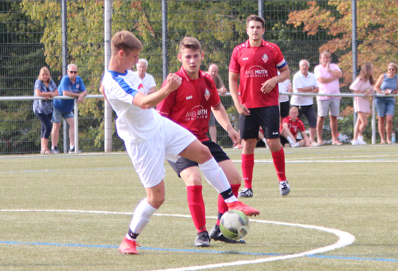 Reißfelder (li.) im Zweikampf mit Eppingens Bock