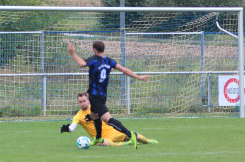 Karolus scheitert vor dem gegnerischen Torhüter