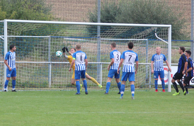 Der VfB-Keeper entschärft einen Torschuss