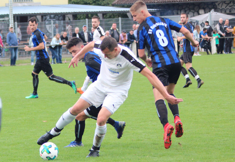 Matteo Francesca (li.) und Nils Reißfelder (re.) im Zweikampf