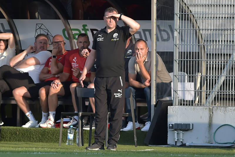 Sandhausens Trainer Uwe Koschinat blickt bereits auf das Heimspiel gegen Aue, das nun unbedingt gewonnen werden soll