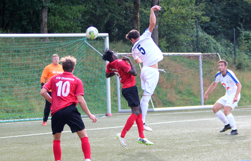 Rohrbachs Abwehrchef Brecht (Nr. 3) steigt am höchsten und klärt per Kopfball