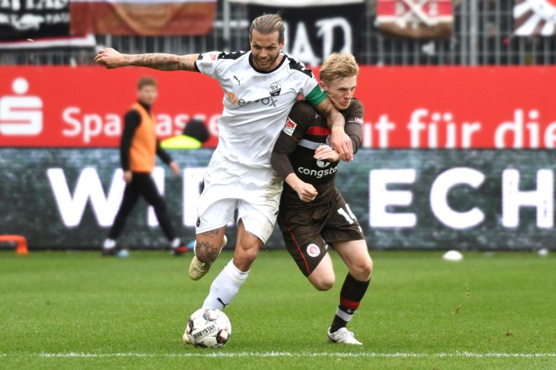 Dennis Diekmeier (li.) setzt sich energisch gegen seinen norwegischen Gegenspieler Möller Daehli vom FC St.Pauli durch