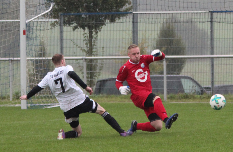 SVR-Keeper Nico Romig rettet mit vollem Einsatz gegen Waibstadts Matthias Beichert