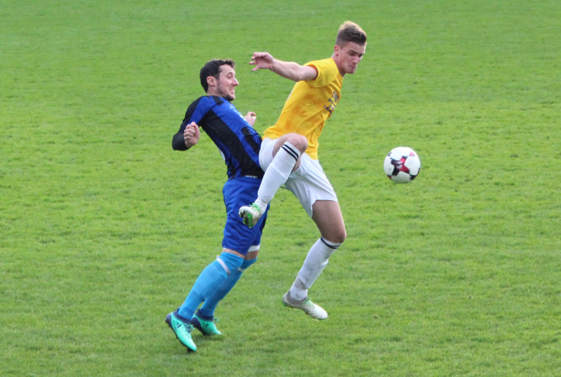 Markus Brecht (li.) im Zweikampf mit TSV-Stürmer Frank Ebert