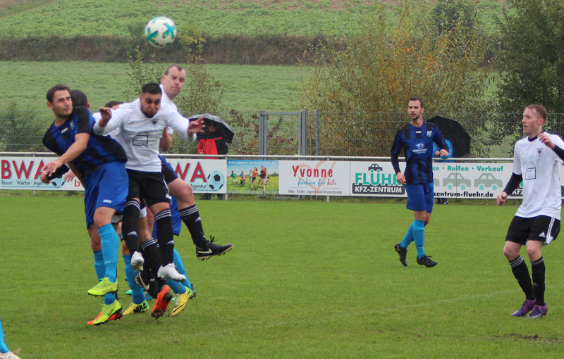 Robin Karolus (li.) beim Kopfball