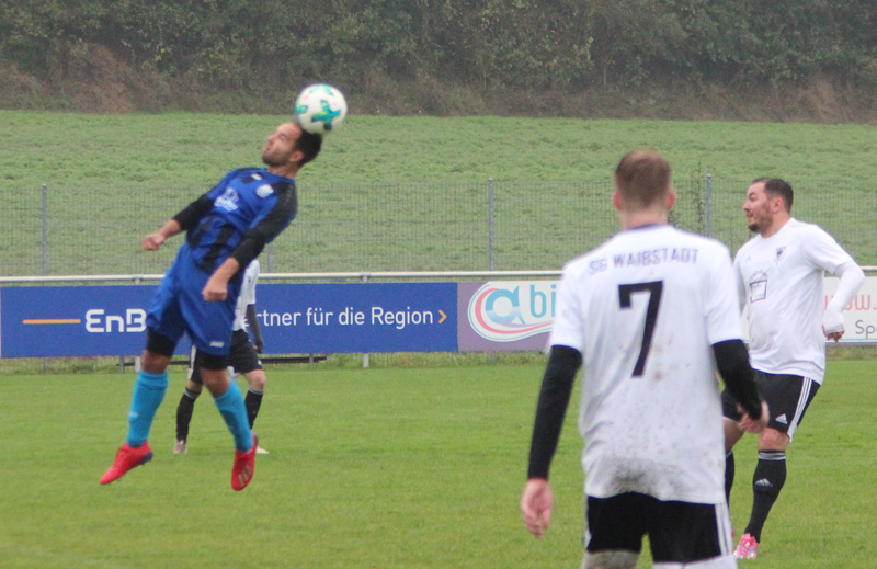 Marvin Ziegler beim Kopfball