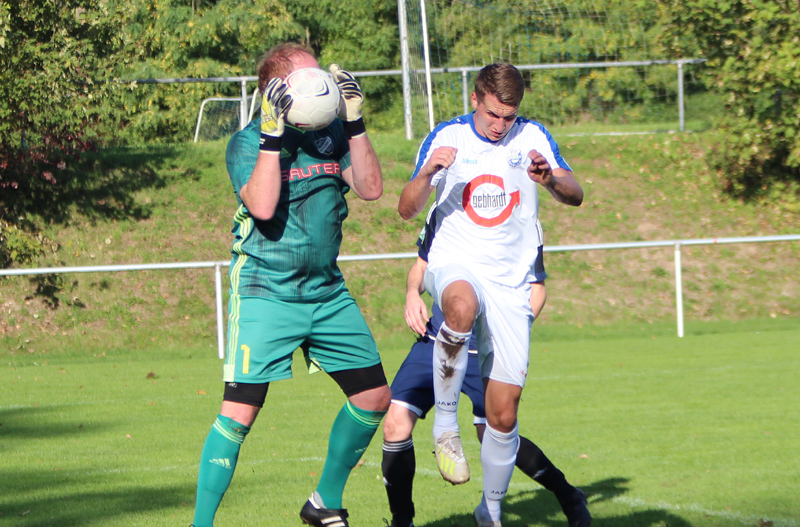 VfL-Keeper Simon Horn hält sicher