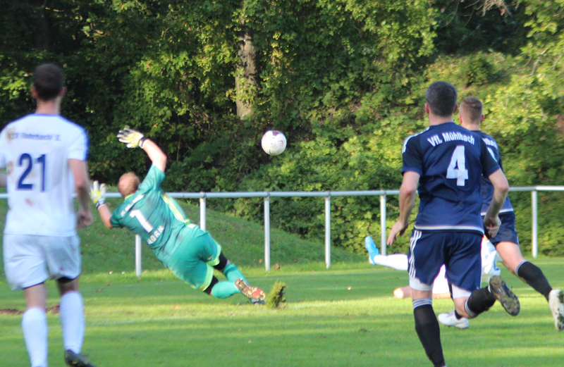 Karolus (re. verdeckt) gleicht aus zum 1:1