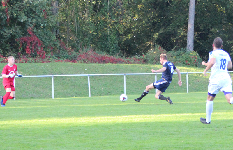 Schickner schiebt vorbei an Romig zum 2:1