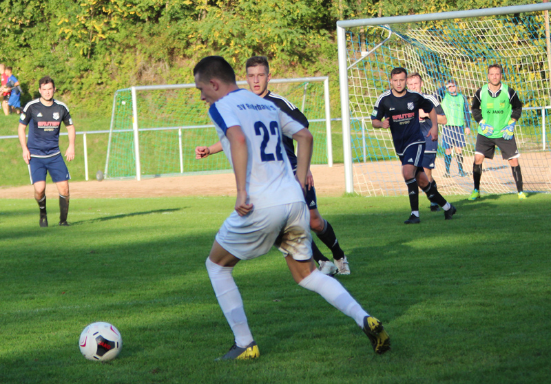 Dennis Bauer im Duell mit Dominik Shala