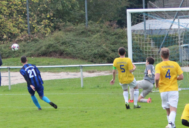 Beckmann schießt in aussichtsreicher Position links neben das Tor