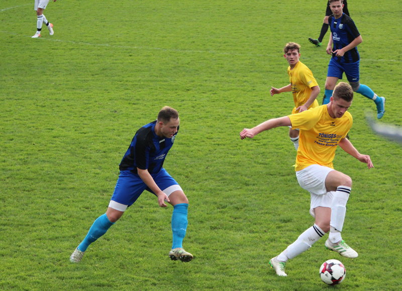 Rohrbachs Co-Trainer Unser (li.) im Duell mit Ebert