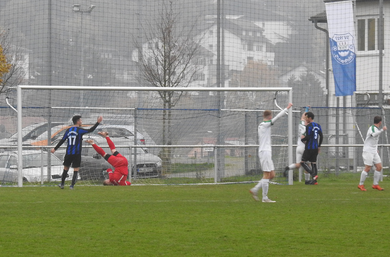 Die 1:0-Führung für den FC Zuzenhausen II, dem eine umstrittene Linienrichterentscheidung voraus ging