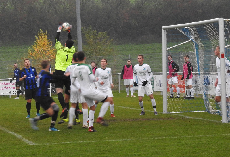 FC-Keeper Schmidt lässt den Ball aus den Händen gleiten und Unser gleicht aus zum 2:2