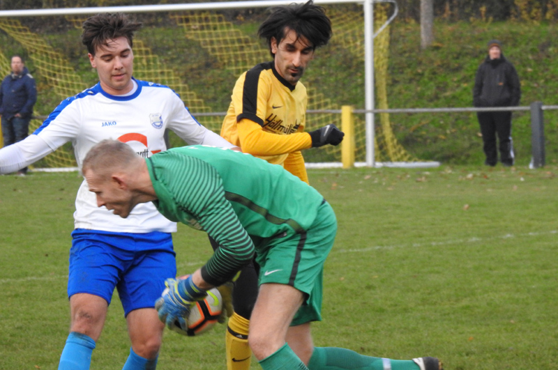 Hafner kommt vor Flaig an den Ball