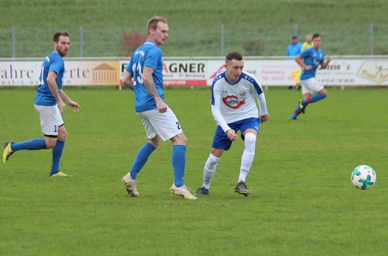 Bauer (re.) kommt Streck einen Schritt zuvor