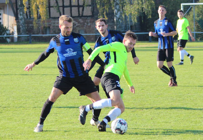 Dowalil (li.) und Karolus (hinten) versuchen an den Ball zu kommen