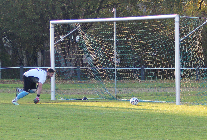 Glück für Özcan, der Ball geht knapp vorbei