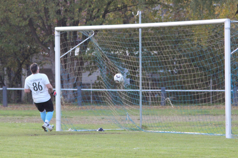 Flaig hat den Ball zum 2:0 ins leere Tor gelupft