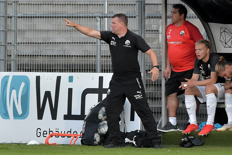 SVS-Trainer Uwe Koschinat war mit der Leistung seiner Mannschaft in Bielefeld sehr zufrieden