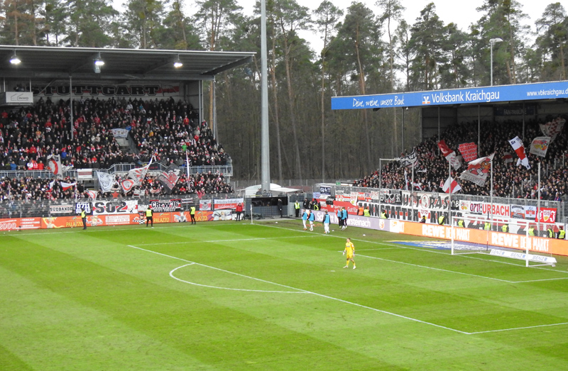 Zahlreiche VfB-Fans am Hardtwald