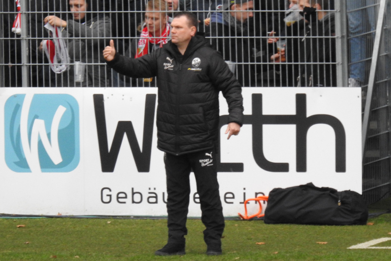 Ein erleichteter und zufriedener SVS-Coach Uwe Koschinat nach dem Sieg