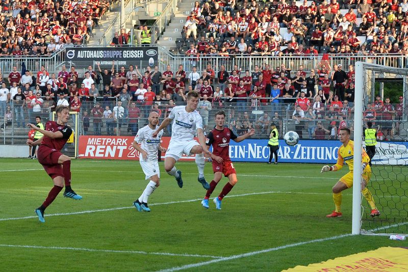 Asger Sörensen (li.) erzielt im Hinspiel am 16. August 2019 am Hardtwald den 2:2-Ausgleich für den 1. FC Nürnberg - SVS-Keeper Martin Fraisl ist machtlos