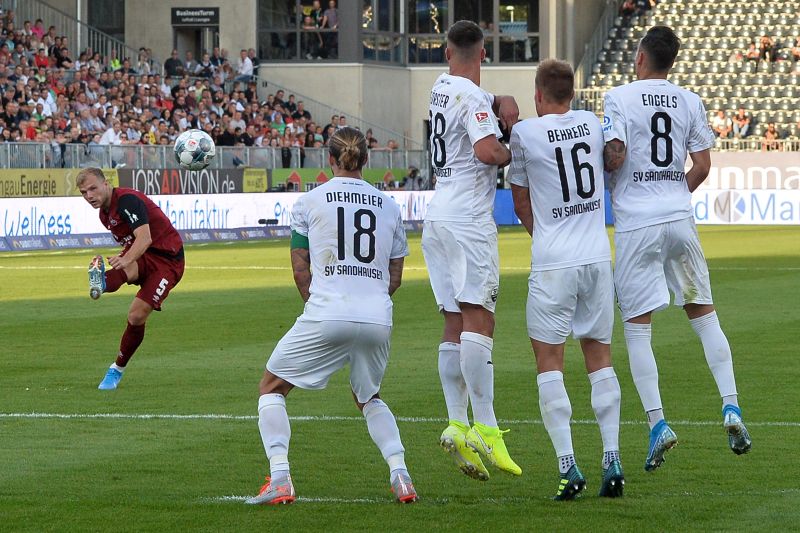 Johannes Geis scheitert mit seinem Freistoß an der Sandhäuser Hintermannschaft