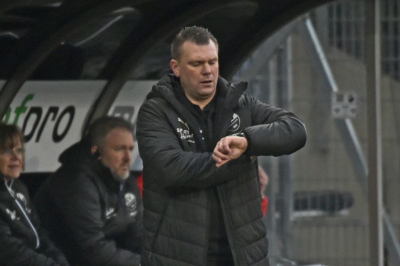 Es wird höchste Zeit, scheint auch SVS-Coach Uwe Koschinat zu denken. Am Freitagabend soll der erste Zweitliga-Heimsieg gegen Heidenheim eingefahren werden.