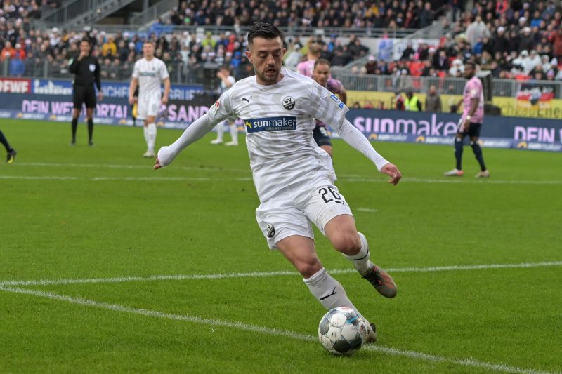 Besar Halimi treibt den Ball nach vorn. Der offensive Mittelfeldspieler wurde in Nürnberg in der zweiten Hälfte ausgewechselt.
