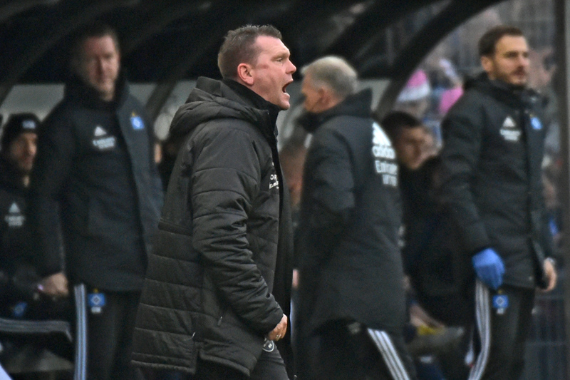 Ein wütender und enttäuschter SVS-Coach Uwe Koschinat am Spielfeldrand