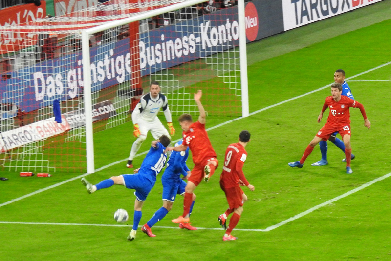 Die Bayern heizten den Hoffenheimern über lange Phasen mächtig ein, bis sich in der Schlussphase das Spiel völlig drehte.