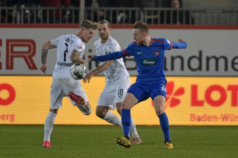 Philip Türpitz (li.) versucht, mit der Hacke vor Heidenheims Tobias Mohr an den Ball zu kommen. Im Hintergrund SVS-Kapitän Dennis Diekmeier.