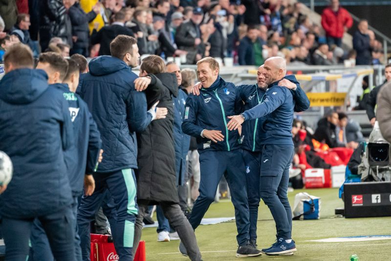 Ausgelassene Freude im Trainer- und Betreuerteam nach dem Sieg über Leverkusen