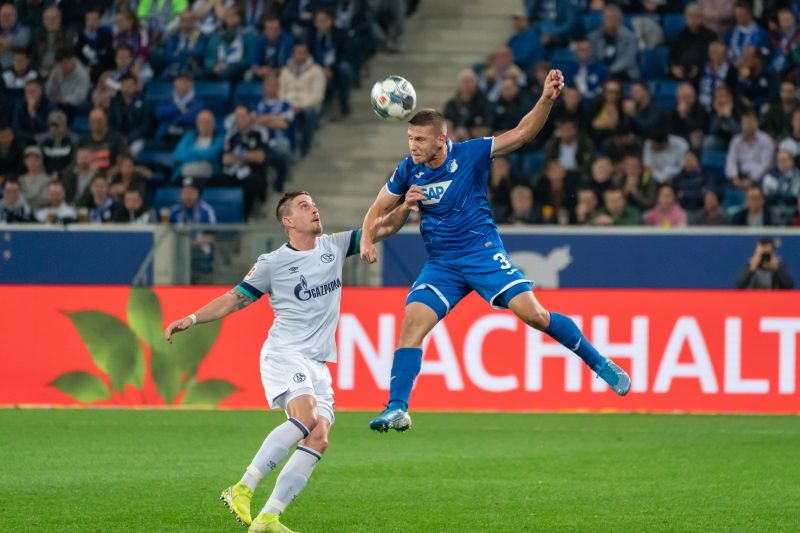 Kaderabek (re.) klärt entschlossen per Kopfball. Der Tscheche könnte beim FC Schalke womöglich wieder in der Startformation stehen.