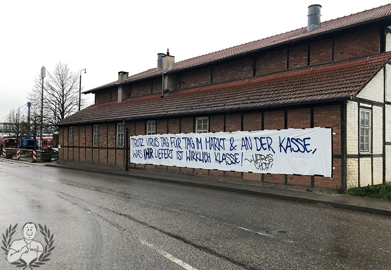 Anerkennende Dankesworte mit diesen Banner am alten Lokschuppen in Sinsheim an die vielen Mitarbeiter(innen) in den Geschäften und Supermärkten