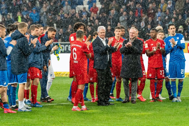 Gemeinsame Solidarität für Dietmar Hopp beim Bundesligaspiel TSG Hoffenheim - FC Bayern München