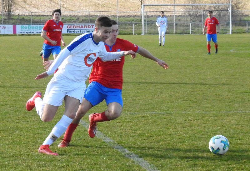 Rohrbachs Nachwuchsspieler Joscha Rupp (li.) setzt sich gegen seinen Gegenspieler durch