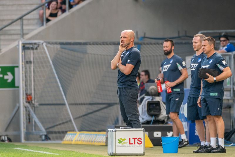 Gespannte Blicke am Spielfeldrand. Schreuder und sein Team freuen sich auf eine Fortsetzung des Bundesliga-Spielbetriebs.