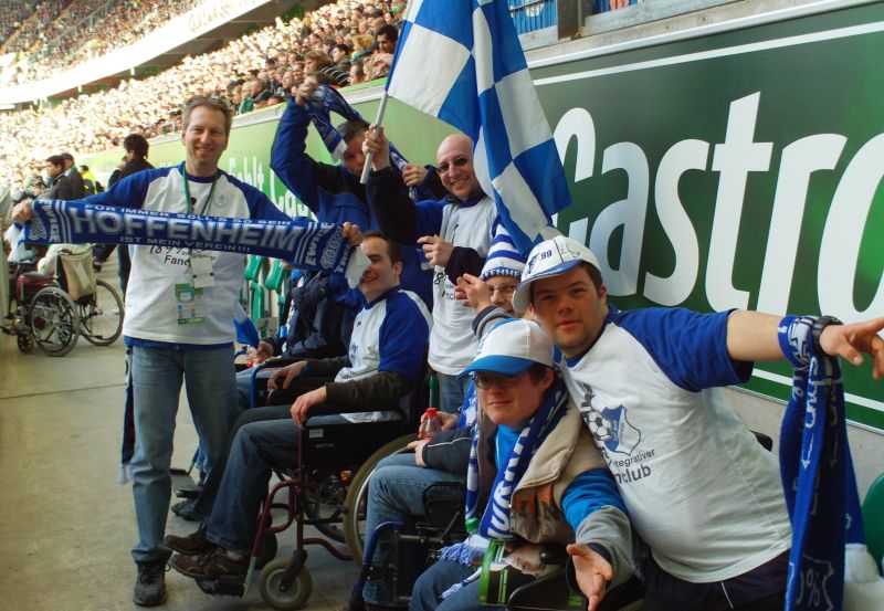 Charly Mildenberger (li.) zusammen mit Mitgliedern des Integrativen Hoffenheim-Fanclub im Stadion
