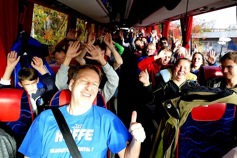 Mildenberger zusammen mit TSG-Fans auf der Busfahrt zu einem Auswärtsspiel