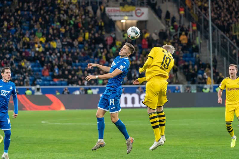 Ein spannendes Duell zweier völlig ungleicher Vereine steht bevor. Hier gewinnt Hoffenheims Baumgartner das Kopfballduell gegen Dortmunds Brandt.