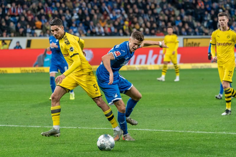 Christoph Baumgartner setzt sich gegen seinen Dortmunder Gegenspieler entschlossen durch