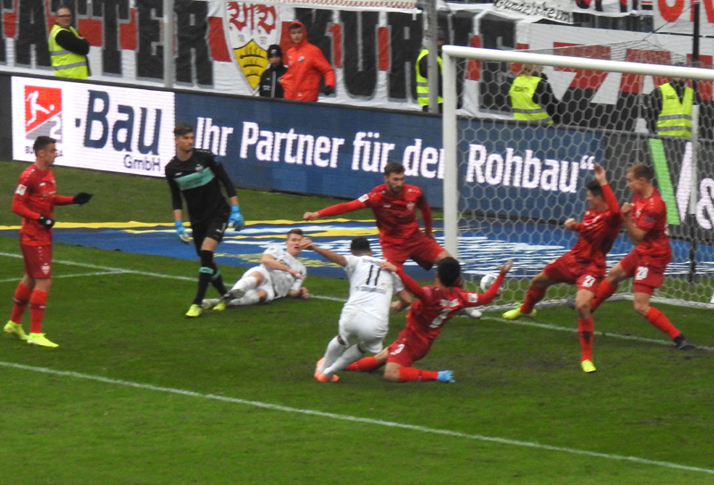 Bouhaddouz erzielt hier einen seiner beiden Treffer gegen den VfB Stuttgart beim 2:1-Hinspielerfolg am Hardtwald